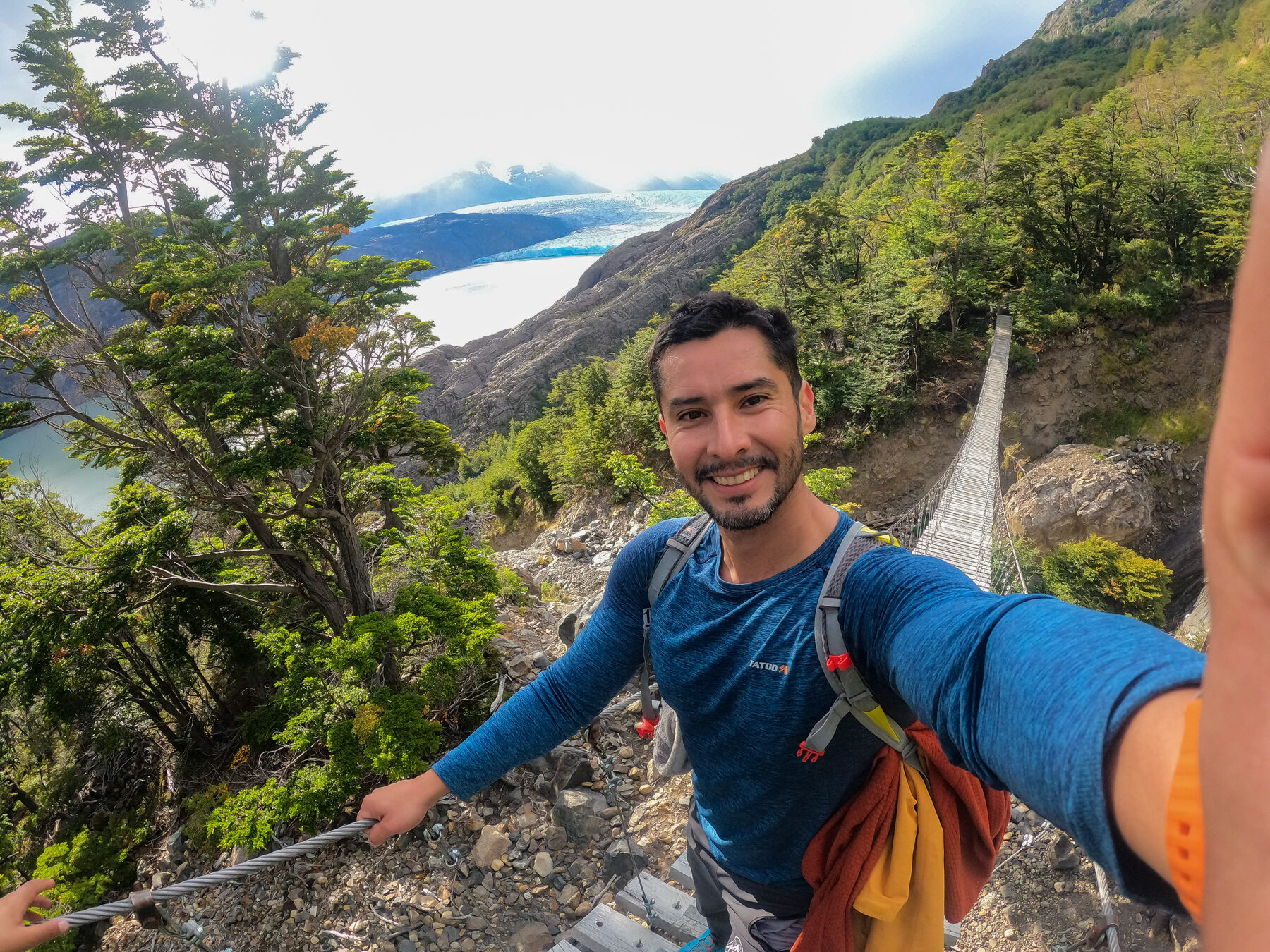 Selfie en un puente colgante frente al Glaciar Grey, Torres del Paine